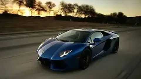 朱莉裸背黑裙惊艳登场！纹身藏20秘密，离婚协议成焦点